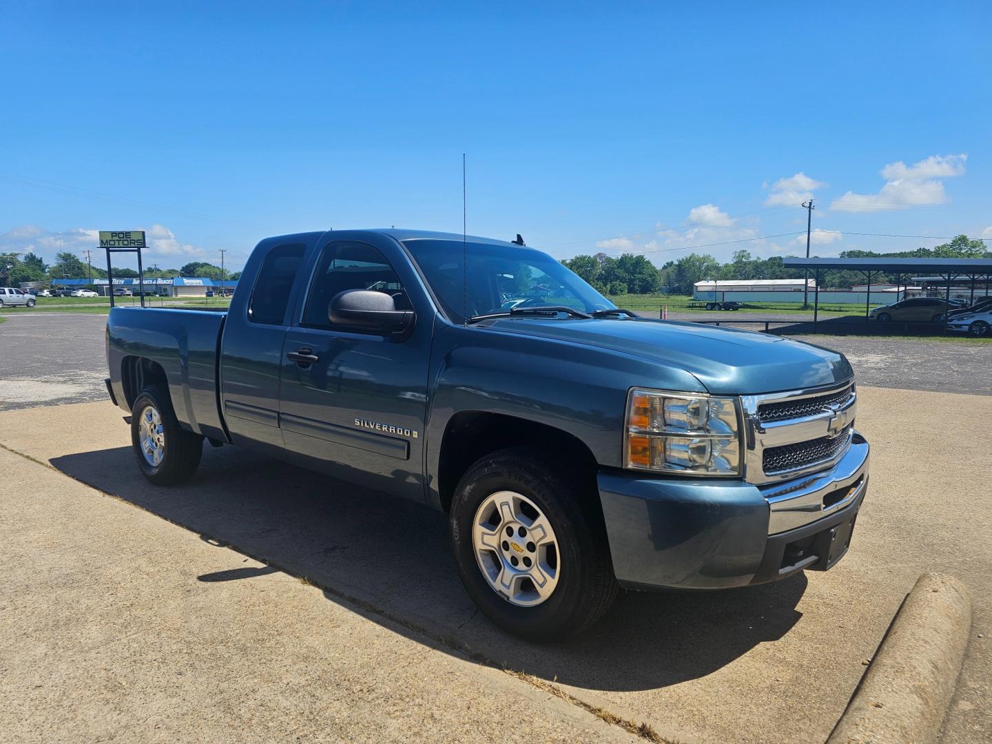 2009 BLUE Chevrolet Silverado 1500 LT1 Ext. Cab Long Box 2WD (1GCEC29009Z) with an 5.3L V8 OHV 16V FFV engine, 4-Speed Automatic Overdrive transmission, located at 533 S Seven Points BLVD, Seven Points, TX, 75143, (430) 255-4030, 32.313999, -96.209351 - Photo#1